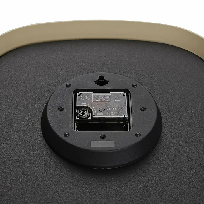 Versa Reloj de pared Cuadrado madera - Diámetro: 31 cm, Marrón claro, Clásico - Parte trasera de un reloj mostrando un mecanismo QUARTZ O-STAR SWEEP-S13 negro con marca CE.