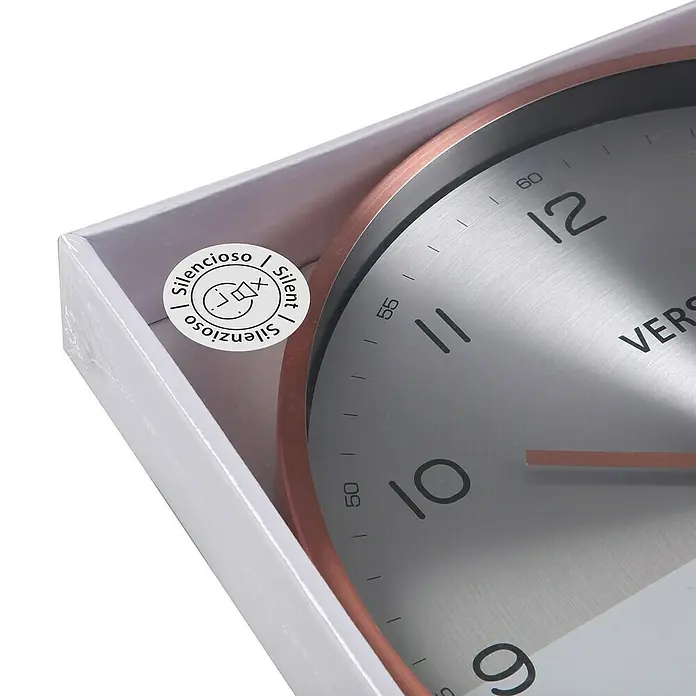Versa Reloj de pared Metal - Diámetro: 30 cm, Plateado/Cobre, Clásico - Reloj de pared silencioso con esfera plateada cepillada, números negros y borde oro rosa, en su embalaje.