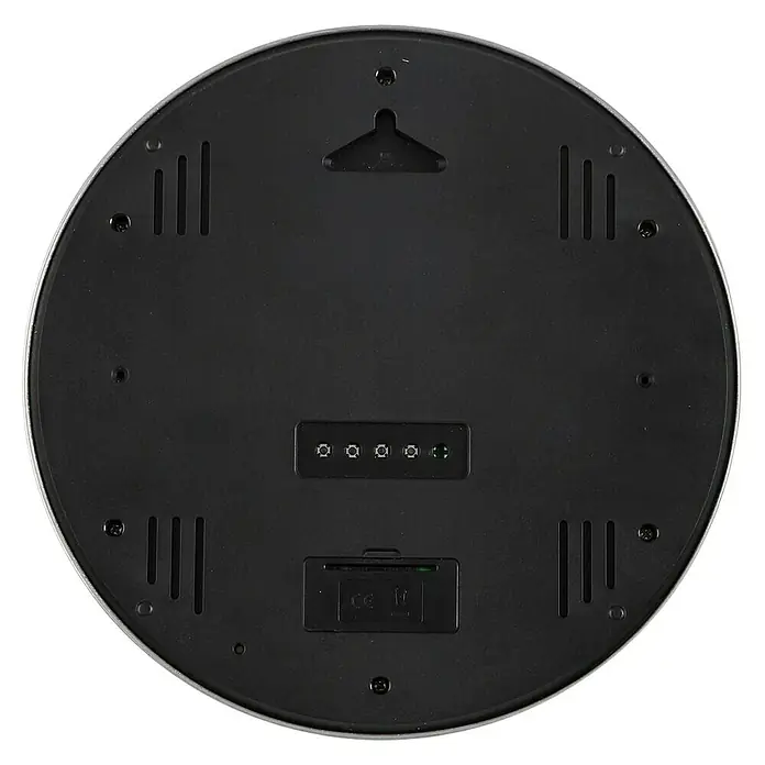 Versa Reloj de pared efecto metálico - Diámetro: 30 cm, Plateado, Digital - Parte trasera redonda negra del dispositivo con soporte de pared, aberturas para sensores y compartimento de batería.