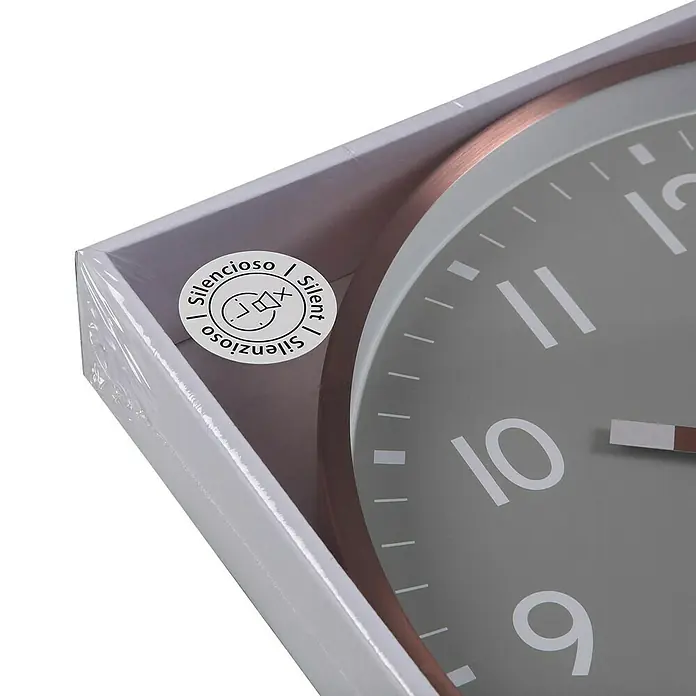 Versa Reloj de pared - Diámetro: 30 cm, Gris, Clásico - Reloj de pared silencioso con esfera gris y marco de color cobre, parcialmente en su embalaje blanco.