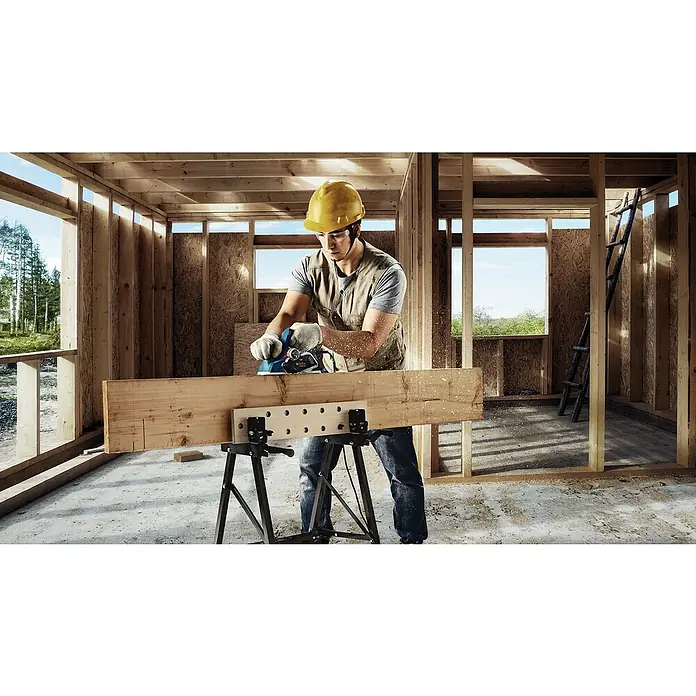 Bosch Professional Elektrohobel GHO 20-82 - 700 W, Hobeltiefe: 0 mm - 2 mm, Leerlaufdrehzahl: 16.500 U/min - Mann benutzt einen blau-schwarzen Elektrohobel, um einen Holzbalken zu glätten.