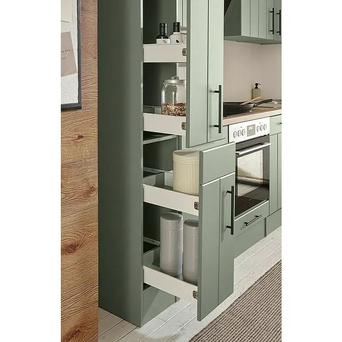 Respekta Küchenzeile Anton Typ 2 - Breite: 250 cm, Schilfgrün, Mit Elektrogeräten - Salbeigrüner Küchen-Pantry-Schrank mit offenen Auszügen, die gelagerte Artikel zeigen, integriert in eine moderne Küche.