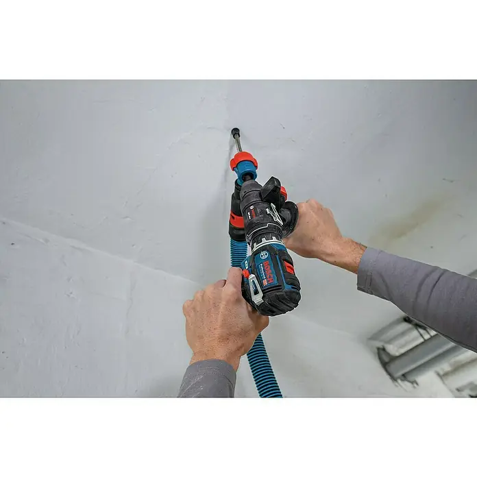 Bosch Professional AMPShare 18V Akku-Bohrschrauber-Set GSR 12V-32 FC 2x2,0AH - 12 V, 2 Akkus, 32 Nm, 9 -tlg. - Eine Person benutzt eine blau-schwarze Bosch Akku-Bohrmaschine mit Staubabsaugung, um in eine weiße Decke zu bohren.