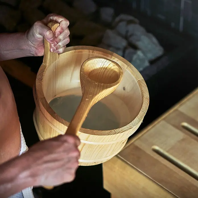 LuxeBath Aufgusseimer 4-teilig Saunazubehör-Set aus massivem Kiefernholz, Sauna Set Zubehör - Holz, 4,5 l