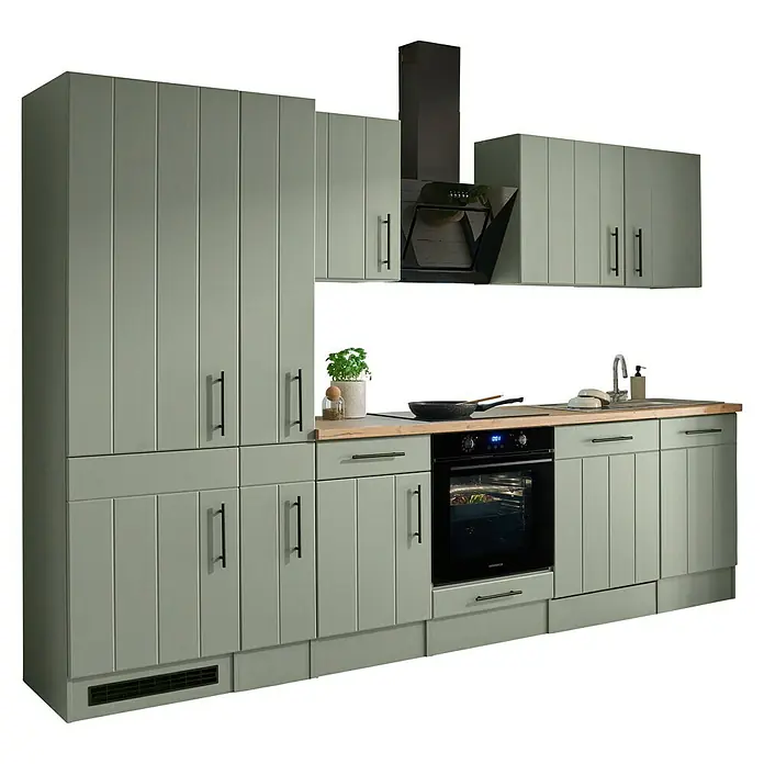 Respekta Küchenzeile Anton Typ 2 - Breite: 310 cm, Schilfgrün, Mit Elektrogeräten - Gedämpfte grüne Küchenschränke mit Holz-Arbeitsplatten, schwarzen Griffen, integriertem Backofen, Spüle und Dunstabzugshaube.