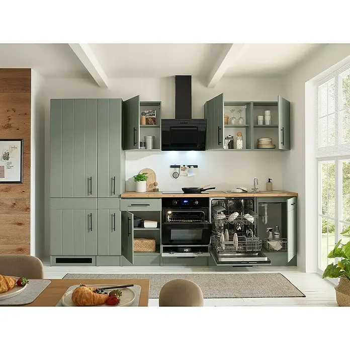 Respekta Küchenzeile Anton Typ 2 - Breite: 310 cm, Schilfgrün, Mit Elektrogeräten - Eine moderne salbeigrüne Küche mit Holztheken, integriertem Backofen, Kochfeld, Geschirrspüler, Spüle und Dunstabzugshaube.