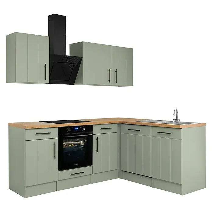 Respekta Winkelküche Anton Typ 2 - 172 x 220 cm, Schilfgrün, Mit Elektrogeräten - L-förmige Küchenzeile mit hellgrünen Schränken, Holzarbeitsplatte, schwarzem Backofen, Kochfeld und Dunstabzugshaube, sowie einer silbernen Spüle.