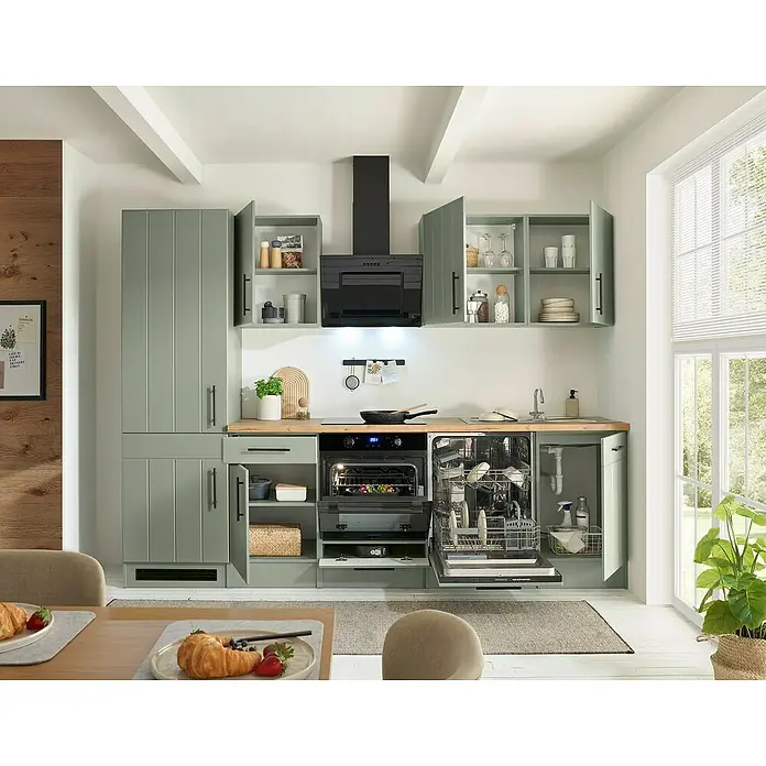 Respekta Küchenzeile Anton Typ 2 - Breite: 280 cm, Schilfgrün, Mit Elektrogeräten - Moderne Küche mit salbeigrünen Schränken, Holztheke, integriertem Backofen und geöffnetem Geschirrspüler, der Funktionalität zeigt.
