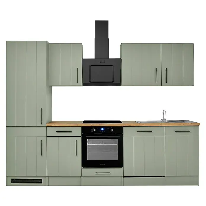 Respekta Küchenzeile Anton Typ 2 - Breite: 280 cm, Schilfgrün, Mit Elektrogeräten - Salbeigrüne Küche mit Holztheke, schwarzem Ofen, Kochfeld, Spüle und Dunstabzugshaube.