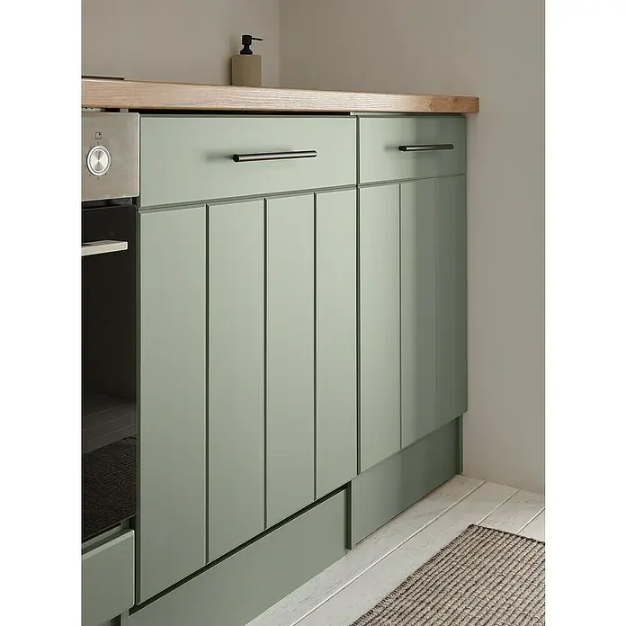 Respekta Küchenzeile Anton Typ 1 - Breite: 250 cm, Schilfgrün, Mit Elektrogeräten - Hellgrüne Küchenunterschränke mit heller Holzplatte, Stangengriffen und vertikalem Lamellendesign, inklusive integriertem Ofen.