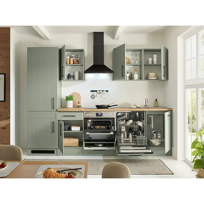 Respekta Küchenzeile Anton Typ 1 - Breite: 280 cm, Schilfgrün, Mit Elektrogeräten - Moderne salbeigrüne Küche mit Holztheke, schwarzer Dunstabzugshaube, integriertem Ofen mit Speisen und offenem Geschirrspüler mit schmutzigem Geschirr.