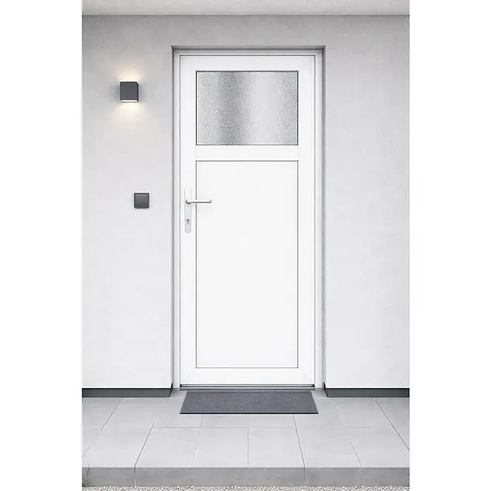 Panto Nebeneingangstür Donau K 301 - 78 x 190 cm, DIN Anschlag: Links, Weiß - Weiße moderne Eingangstür mit Milchglasscheibe und dunkler Fußmatte auf hellgrauen Terrassenfliesen.