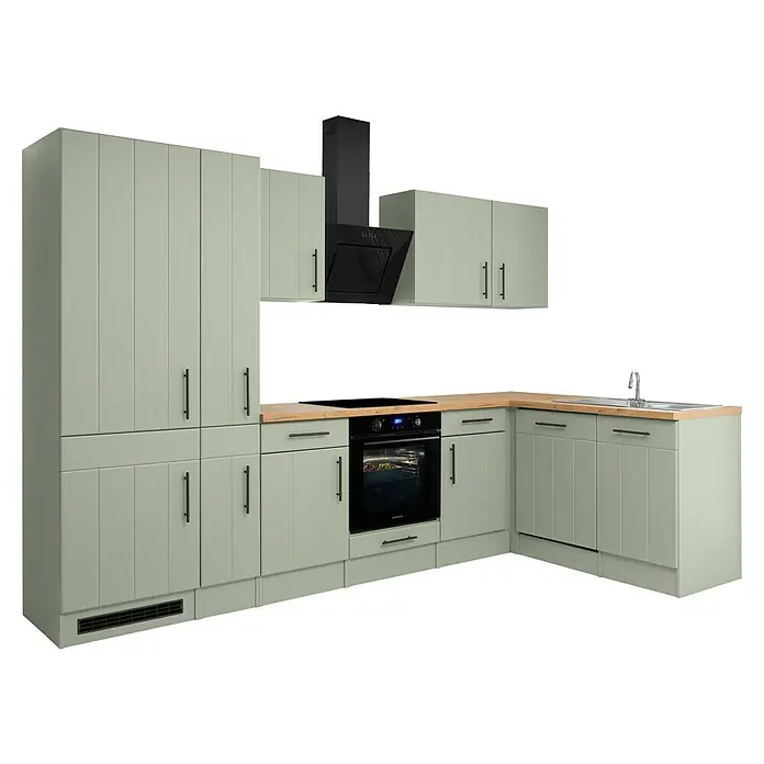 Respekta Winkelküche Anton Typ 2 - 172 x 310 cm, Schilfgrün, Mit Elektrogeräten - Hellgrüne L-förmige Küche mit Arbeitsplatten aus Holz, schwarzem Backofen, Dunstabzugshaube und silbernem Spülbecken.