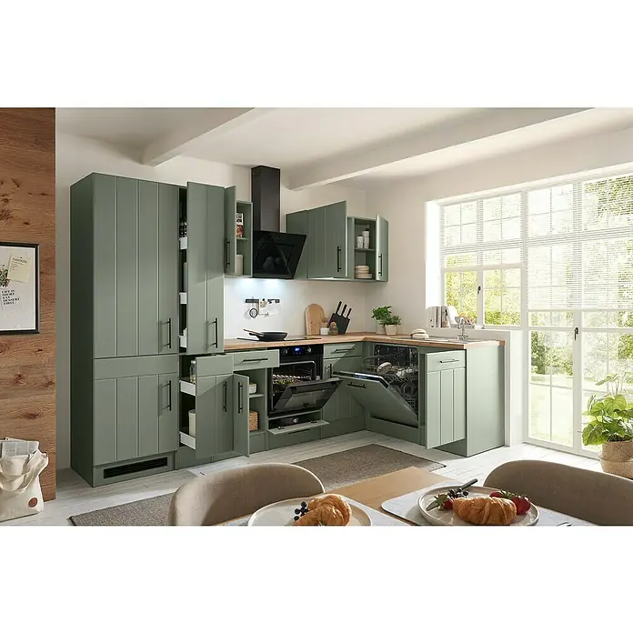 Respekta Winkelküche Anton Typ 2 - 172 x 310 cm, Schilfgrün, Mit Elektrogeräten - Moderne salbeigrüne Küche mit geöffnetem Backofen und Geschirrspüler, zeigt organisierte Aufbewahrung und Holzarbeitsplatten.