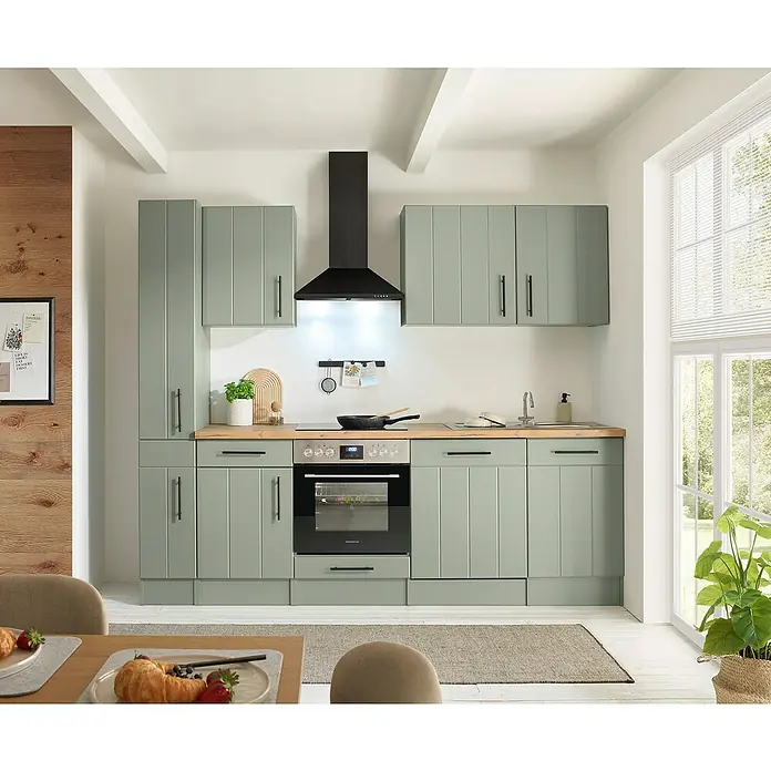 Respekta Küchenzeile Anton Typ 1 - Breite: 250 cm, Schilfgrün, Mit Elektrogeräten - Salbeigrüne Küchenzeile mit Holzplatte, integriertem Backofen, Kochfeld und Spüle in modernem Ambiente.