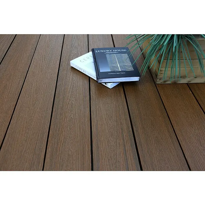 b!design WPC-Terrassendiele - 300 x 14,5 x 2,5 cm, Teak - Braune Terrassendielen in Holzoptik mit sichtbarer Maserung, die eine strapazierfähige Außenfläche bilden.