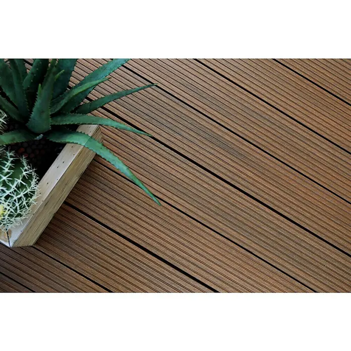 b!design WPC-Terrassendiele - 300 x 14,5 x 2,5 cm, Teak - Braune gerillte WPC-Terrassendielen mit Aloe Vera Pflanze und Kaktus im Holztopf links oben.