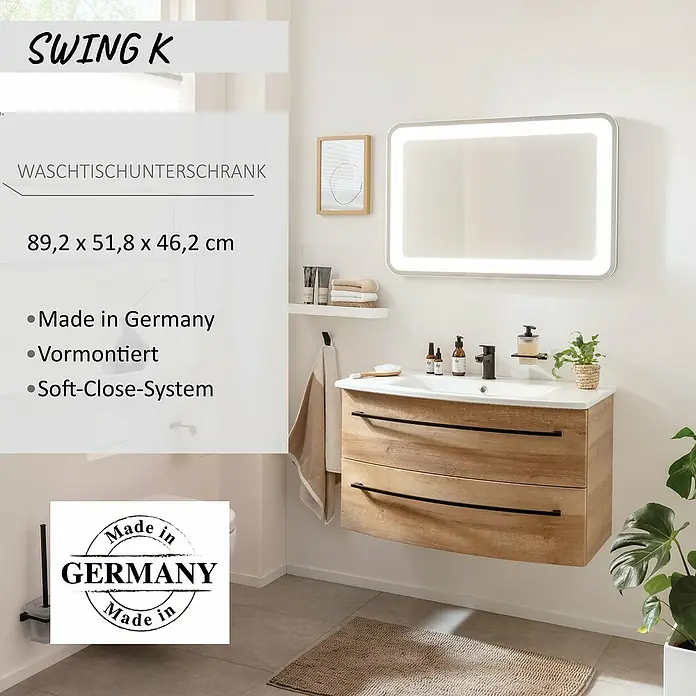 Camargue Swing K Waschtischunterschrank - 89 x 46 x 52 cm, Berg Eiche - Heller Waschtischunterschrank in Holzoptik mit schwarzen Griffen, weißem Waschbecken und beleuchtetem Spiegel im modernen Bad.