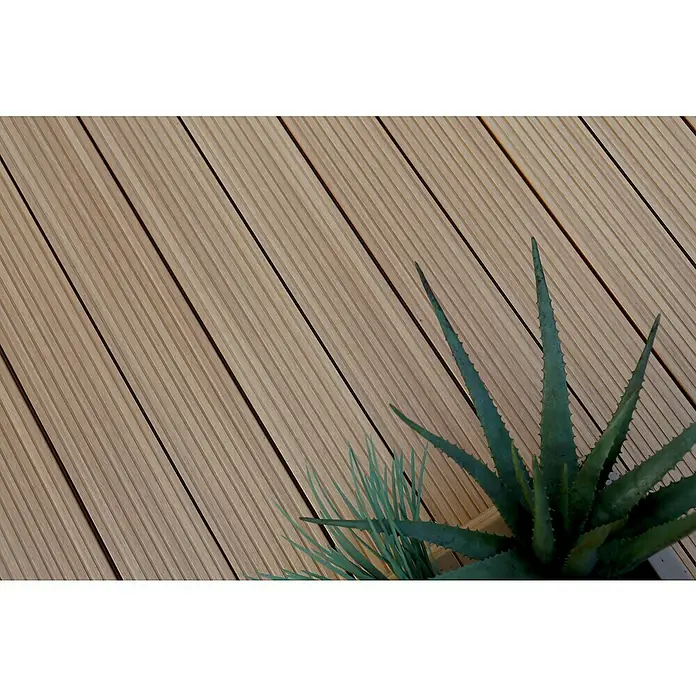 b!design WPC-Terrassendiele - 300 x 14,5 x 2,5 cm, Eiche - Helle, geriffelte Terrassendielen in Holzoptik, draußen mit einer Pflanze.