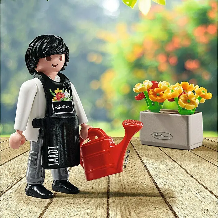 Lechuza Dekofigur Gärtner Jardi - L x B x H: 3 x 9 x 9 cm, Kunststoff - Spielfigur gießt bunte Blumen in grauem Lechuza-Pflanzgefäß mit roter Gießkanne.