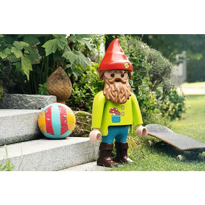 Lechuza Dekofigur Glücks-Gartenzwerg - L x B x H: 27,5 x 33,4 x 68 cm, Kunststoff - Playmobil Gartenzwergfigur mit rotem Hut, braunem Bart, grünem Hemd mit Pilzen, blauer Hose und braunen Stiefeln, in einem Garten mit Ball und Skateboard.