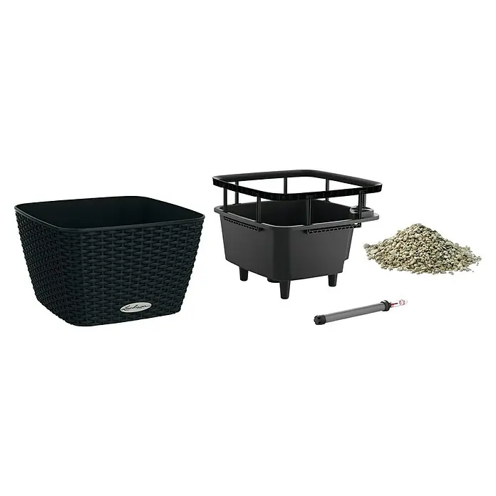 Lechuza Cottage Pflanzschale eckig Bacino - Außenmaß (L x B x H): 30 x 30 x 18 cm, Kunststoff, Schwarz - Bestandteile eines Selbstbewässerungs-Pflanzgefäßes: schwarzer Flecht-Topf, dunkelgrauer Innentopf, Granulat-Substrat und Wasserstandsanzeiger.