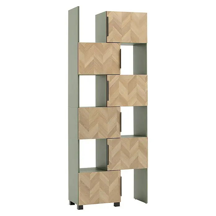 Schildmeyer Piazza Schieberegal - L x B x H: 34,7 x 46,9 x 101,6 cm, Eiche Hell/Pistazie - Hohes, salbeigrünes Regal mit hellen Holzschranktüren im Fischgrätmuster und offenen Fächern.