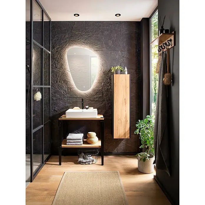 Schildmeyer Tonder Hängeschrank - B x T x H: 30 x 23,4 x 106 cm, Eiche/Schwarz, Matt - Modernes Badezimmer mit dunklen Schieferwänden, hellem Holzboden und minimalistischem Waschtisch mit beleuchtetem Spiegel.
