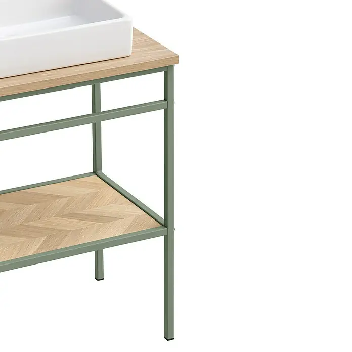 Schildmeyer Lorna Badmöbel-Set - Gesamtbreite Badmöbel: 70 cm, Eiche Hell/Pistazie, Matt - Grünmetall-Konsolentisch mit Holzplatte, Fischgrät-Regal und weißem Keramikwaschbecken.