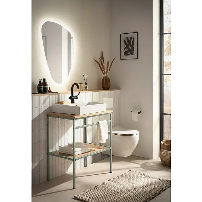 Schildmeyer LED-Lichtspiegel - Sensor - Badezimmermöbel mit grünem Metallrahmen, Holzregalen und weißem Waschbecken mit schwarzem Wasserhahn.