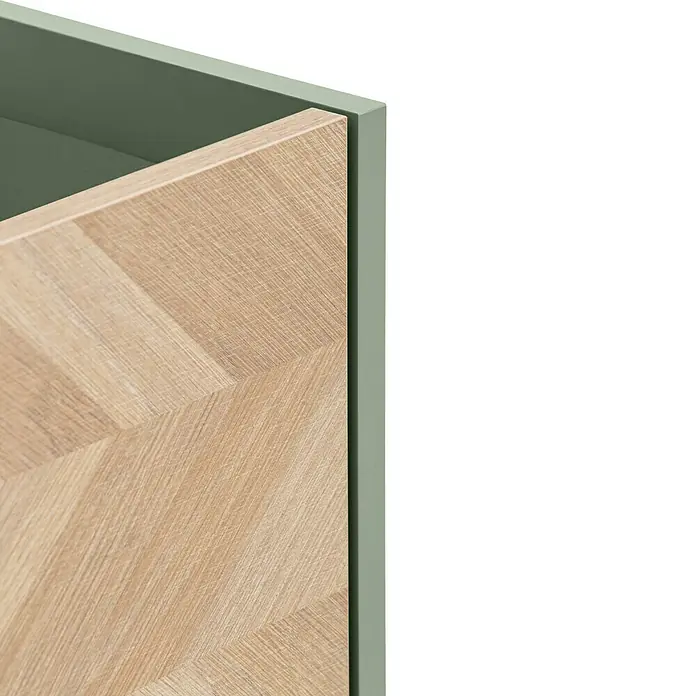 Schildmeyer Lorna Hängeschrank - B x T x H: 30 x 23,4 x 106 cm, Eiche/Pistazie, Matt - Nahaufnahme eines Möbelstücks mit heller Holzfront in Fischgrätmuster, eingerahmt von einer mattgrünen Struktur.