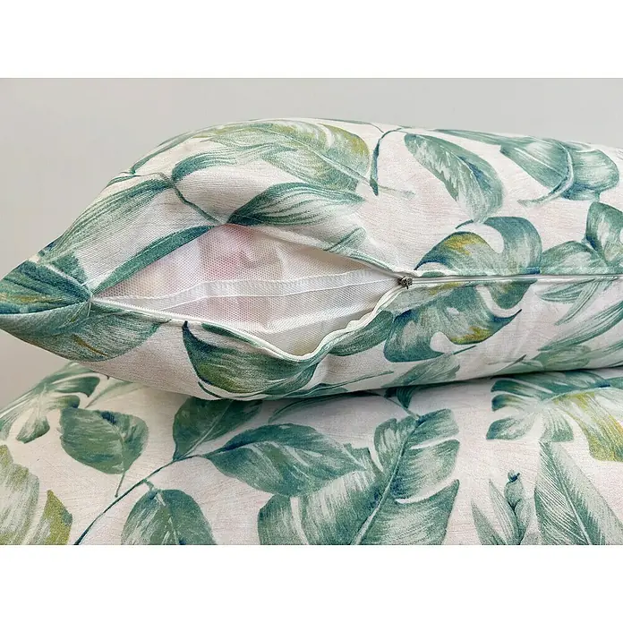 Set cojines para palet Hojas multicolor - 120 x 80 x 16 cm, Multicolor, 50% algodón 50% poliéster, 2 ud. - Primer plano de un cojín con estampado de hojas verdes, mostrando la cremallera parcialmente abierta que revela el forro interior blanco.