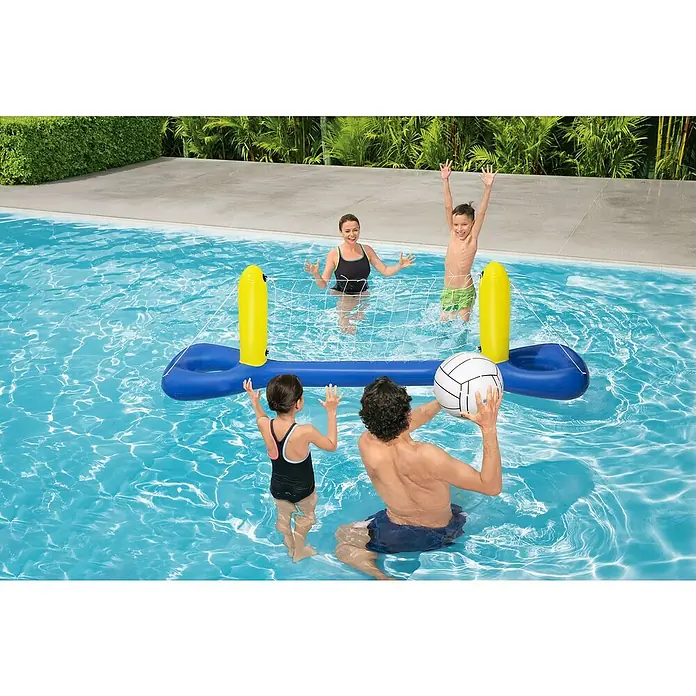Bestway Volleyball-Netz Schwimmend - L x B x H: 59 x 247 x 74 cm, PVC - Familie spielt mit einem aufblasbaren Pool-Volleyball-Set im Schwimmbecken. Das Set hat eine blaue Basis, gelbe Pfosten, ein weißes Netz und einen weißen Volleyball.