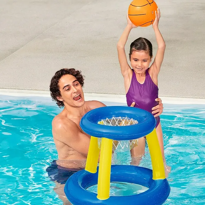 Bestway Basketballkorb Splash 'N' Hoop - Blau/Gelb - Ein aufblasbarer blau-gelber Basketballkorb im Pool, von einem Mann gehalten, während ein Kind einen orangefarbenen Ball wirft.