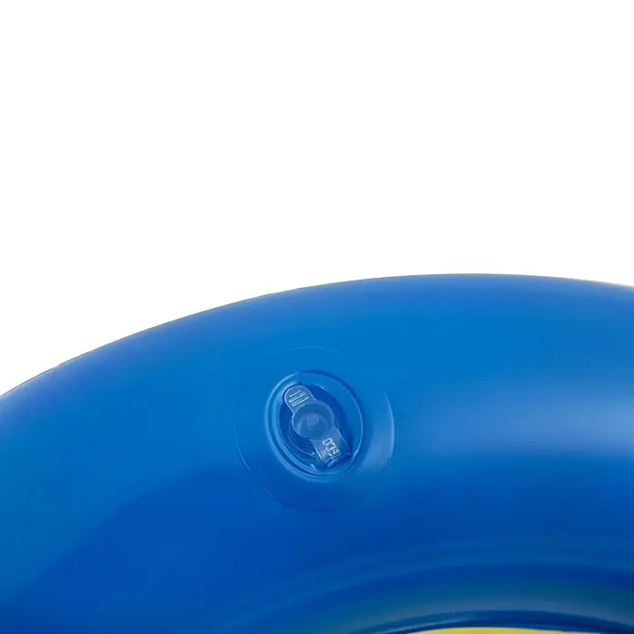 Bestway Basketballkorb Splash 'N' Hoop - Blau/Gelb - Nahaufnahme eines blauen aufblasbaren Produkts mit einem transparenten Aufblasventil aus Kunststoff.