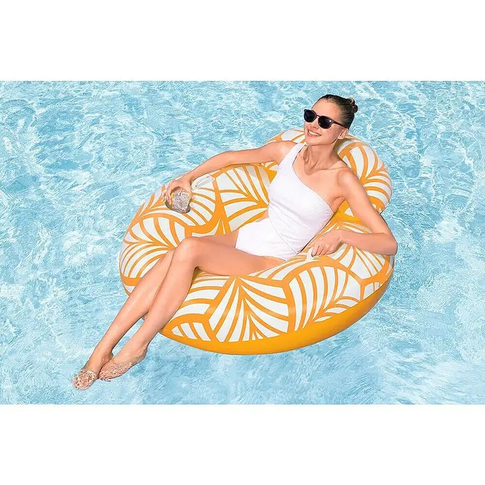 Bestway Schwimmring mit Textiloberfläche & Kopfstütze - Orange - Orange-weiß gemusterter aufblasbarer Pool-Schwimmring mit Getränkehalter, von einer Frau im Pool benutzt.