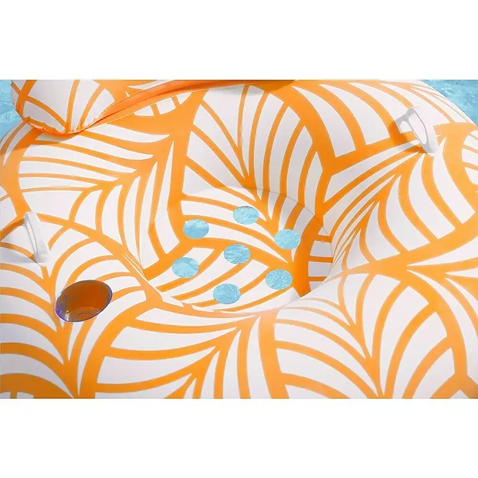 Bestway Schwimmring mit Textiloberfläche & Kopfstütze - Orange - Orange-weiße aufblasbare Schwimminsel mit Blattmuster, Becherhaltern, im Wasser.