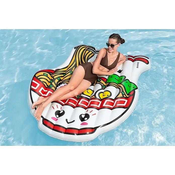 Bestway Luftmatratze Sobaschüssel - L x B: 155 x 176 cm - Buntes, aufblasbares Pool-Schwimmtier in Form einer Instantnudelschale, mit einer Frau darauf im Wasser entspannend.