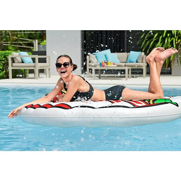 Bestway Luftmatratze Sobaschüssel - L x B: 155 x 176 cm - Weißes Pool-Schwimmkissen mit rotem, schwarzem, gelbem und grünem Burger-Design, von einer Frau im Pool genutzt.