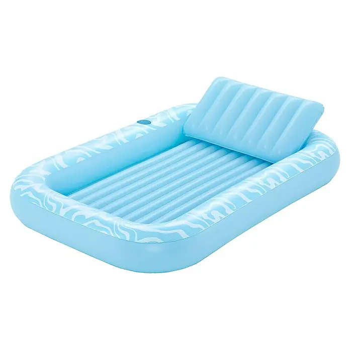 Bestway Luftmatratze Tanning Lounge - L x B: 1,37 x 2,03 m - Hellblaue aufblasbare Badewanne mit geriffeltem Boden, integrierter Kopfstütze und Wellenmuster am Rand.