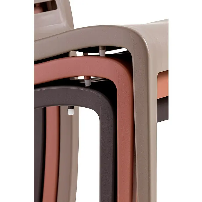 Grosfillex Stapelstuhl Set Slat - 4 Stk., Polypropylen, Stapelbar, Anthrazit, B x T x H: 53 x 58 x 88 cm - Nahaufnahme von drei gestapelten, texturierten Plastikstühlen in Beige, Terrakotta und Dunkelgrau.