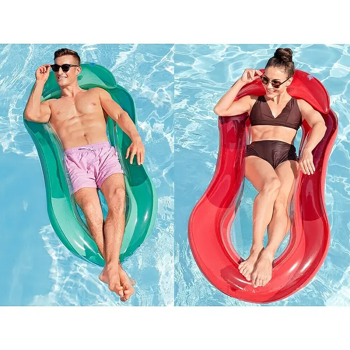 Bestway Luftmatratze Hydroluxe - L x B: 74 x 153 cm - Zwei aufblasbare Poolliegen, rot und grün, in einem Schwimmbecken.