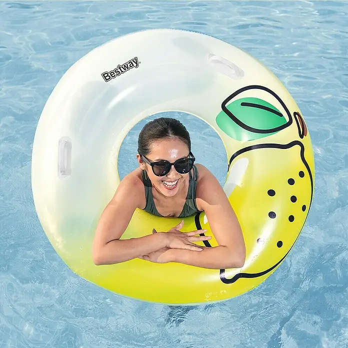 Bestway Schwimmring Zitrone - Gelb - Ein aufblasbarer Bestway Schwimmring im Zitronen-Design. Eine Person schwimmt damit im Pool.