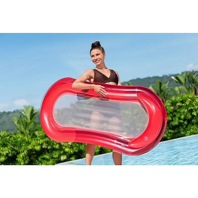 Bestway Luftmatratze Hydroluxe - L x B: 74 x 153 cm - Roter aufblasbarer Pool-Float mit Netzboden, von einer Frau am Pool gehalten.
