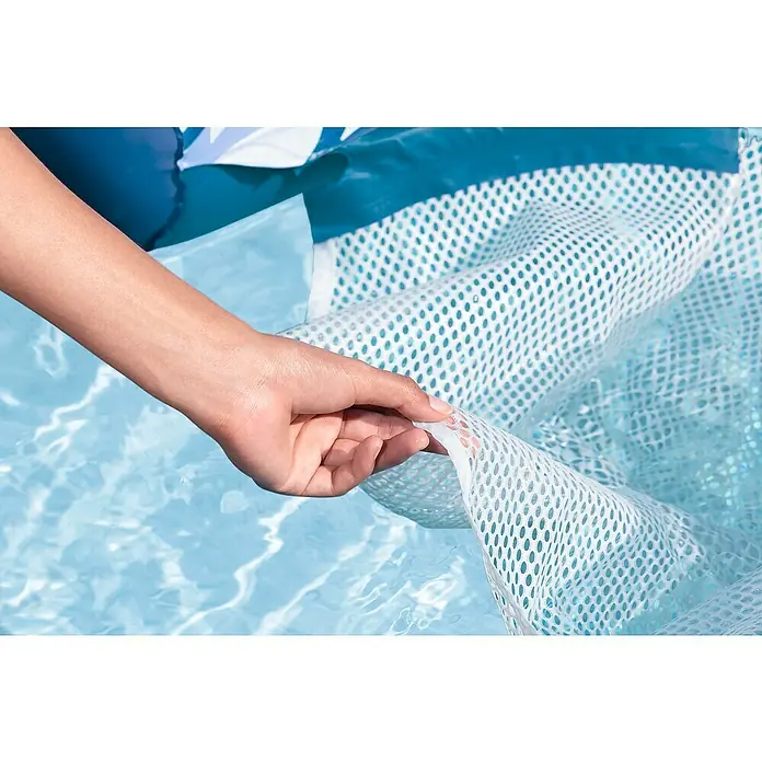 Bestway Luftmatratze Poolsitz mit Textiloberfläche - L x B: 67,5 x 96 cm - Eine Hand hält weißes Netzmaterial mit blauem Schimmer, Teil eines aufblasbaren Pool-Floats, in klarem blauen Wasser.