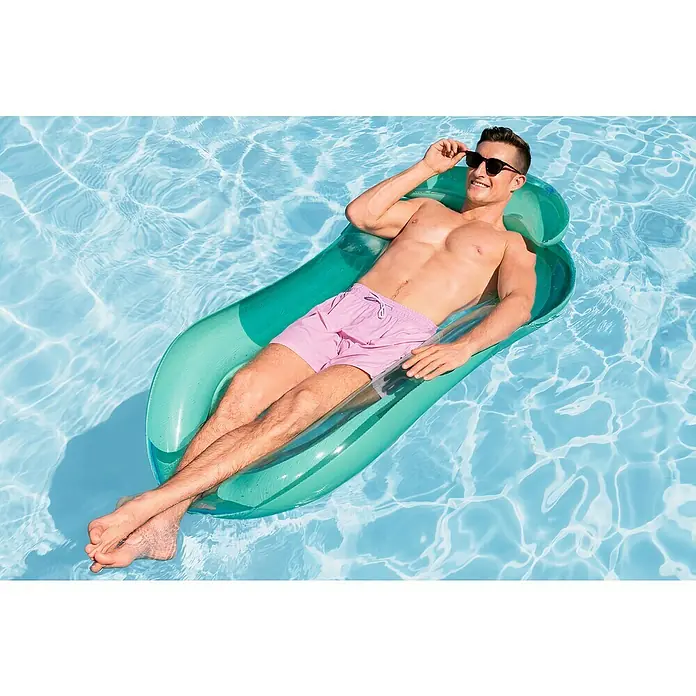 Bestway Luftmatratze Hydroluxe - L x B: 74 x 153 cm - Grüne, aufblasbare Poolliege, auf der ein Mann im Schwimmbad entspannt.