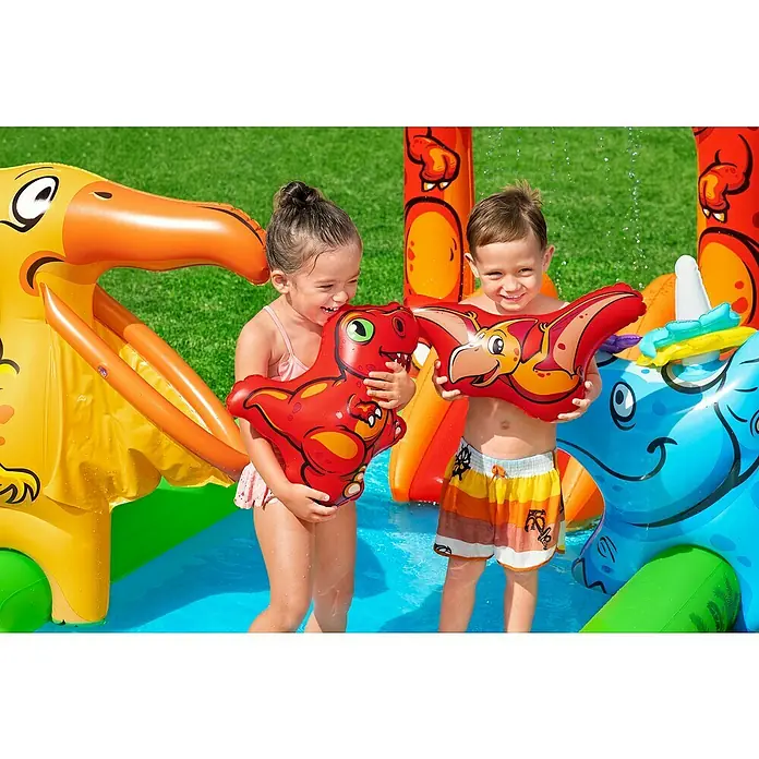 Bestway Planschbecken Jurassic Splash - 241 x 140 x 137 cm - Zwei Kinder spielen in einem bunten aufblasbaren Dinosaurier-Wasserpark mit Planschbecken.