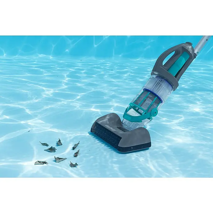 Bestway Poolsauger AquaGrip - Akkubetrieben, Passend für: Aufstell- und Einbaupools bis Ø 610cm und 199cm Höhe - Ein grauer und türkisfarbener Poolstaubsauger entfernt Blätter vom hellblauen Poolboden.