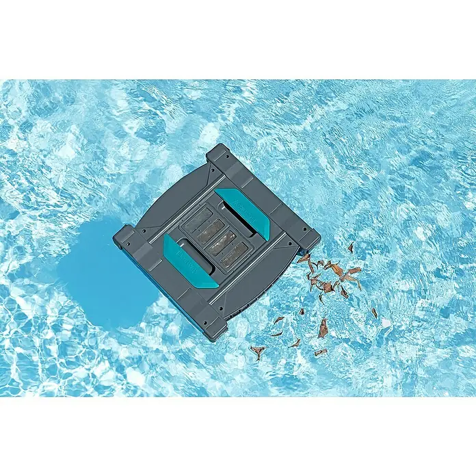 Bestway Poolroboter AquaTronix™ G300 mit Oberflächenskimmer - Akkubetrieben, Passend für: Pools bis 50 m² Grundfläche - Ein grauer und türkisfarbener Bestway Poolreiniger schwimmt in klarem blauen Wasser, neben braunen Blättern.