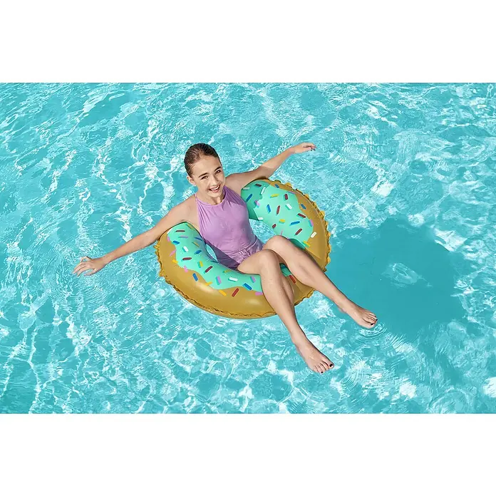 Bestway Schwimmring Donut - Braun/Türkis - Donut-förmiger aufblasbarer Pool-Schwimmring mit grüner Glasur und bunten Streuseln, von einer Person im Pool genutzt.